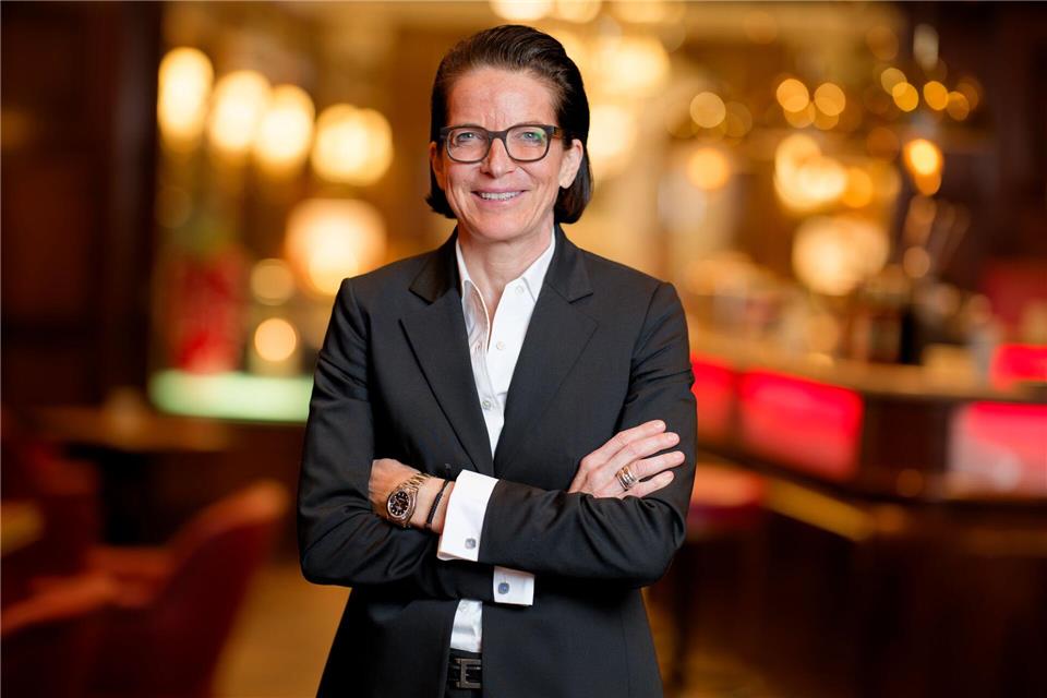 Die 57-Jährige singt Schlager im Playback, tanzt mit ihren Angestellten und erklärt die Arbeit im Hotel.Uwe Anspach/dpa