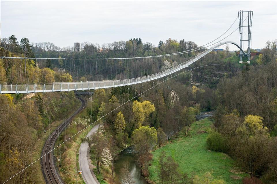 Die 606 Meter lange Fußgängerhängebrücke „Neckarline“ spannt sich in 60 Metern Höhe über den Fluss.picture alliance/dpa