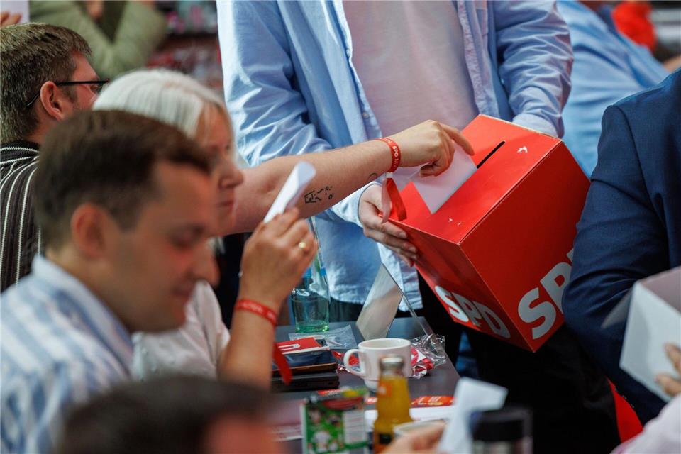 Die 61 weiteren Kandidaten der SPD-Landesliste wurden namentlich auf einem Wahlzettel bestimmt. Gegenkandidaten zu den Personalvorschlägen des Landesvorstands gab es keine. Jens Büttner/dpa