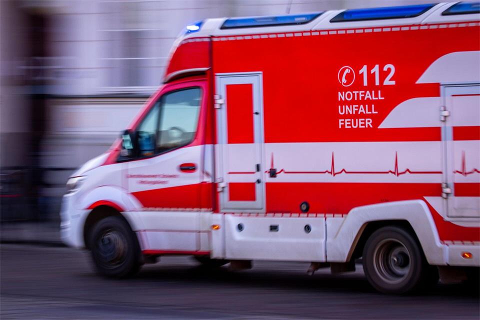 Die 66-Jährige überschlug sich in ihrem Auto (Symbolbild)Jens Büttner/dpa