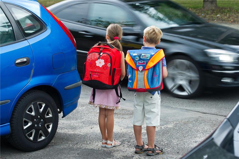 Die 7-jährige Schülerin wurde vom Auto erfasst. (Symbolbild)Patrick Pleul/dpa-Zentralbild/dpa
