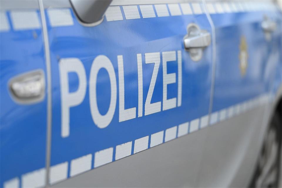 Die 75-Jährige stirbt im Krankenhaus. (Symbolbild)Malin Wunderlich/dpa