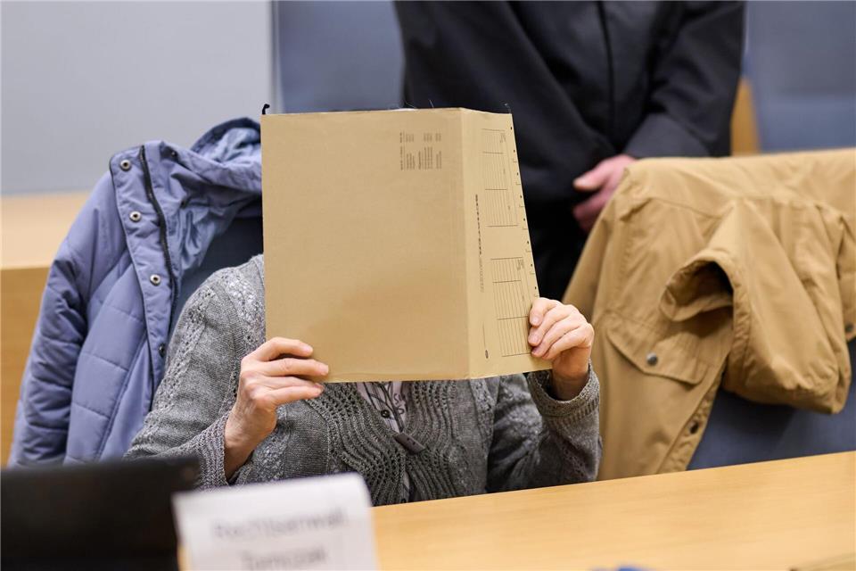 Die 80 Jahre alte Großmutter ist wegen Beihilfe angeklagt, ebenso der Großvater (83) des Kindes. (Archivbild) Bernd Thissen/dpa