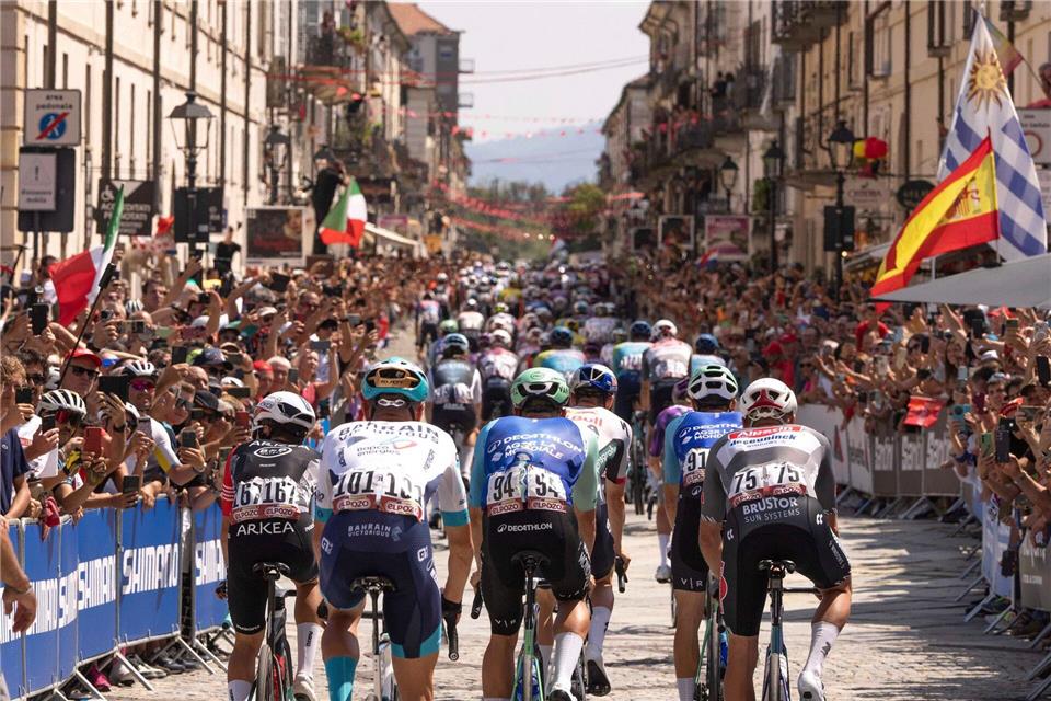 Die 80. Vuelta wurde in Italien gestartet.Marco Alpozzi/LaPresse via AP/dpa