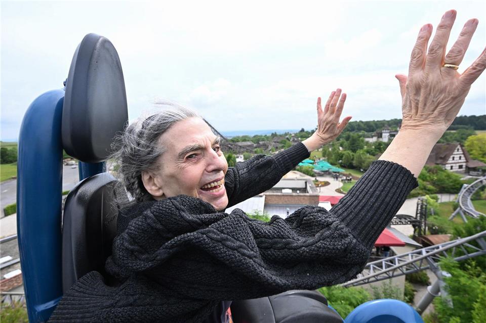 Die 85-jährige Ursel Dees fährt nach eigenen Angaben zum 3.333. Mal mit der Achterbahn „Karacho“.Bernd Wei�brod/dpa