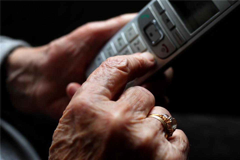 Die 90-Jährige wurde Opfer eines Callcenter-Betrugs. Mit diesem Begriff fasst die Polizei Taten zusammen, die als „Enkeltrick“, „Schockanruf“ oder „falsche Polizeibeamte“ bekannt sind. (Symbolbild)Karl-Josef Hildenbrand/dpa