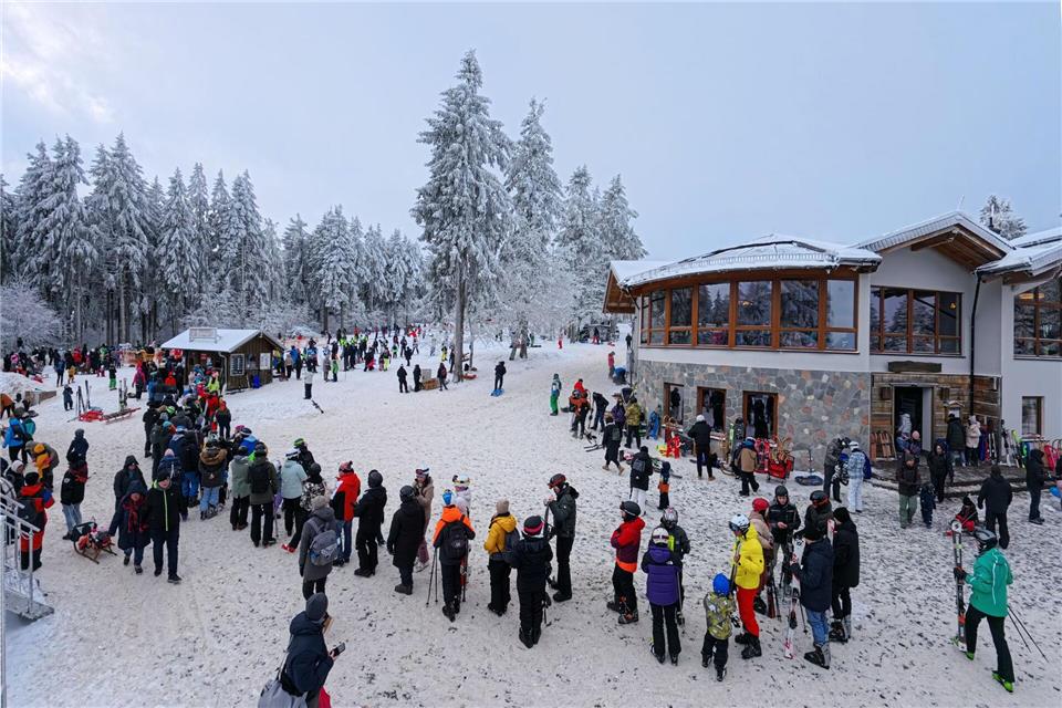 Die 950 Meter hohe Wasserkuppe ist das größte Wintersportgebiet der Rhön und Hessens höchster Berg. (Archivbild)Andreas Arnold/dpa