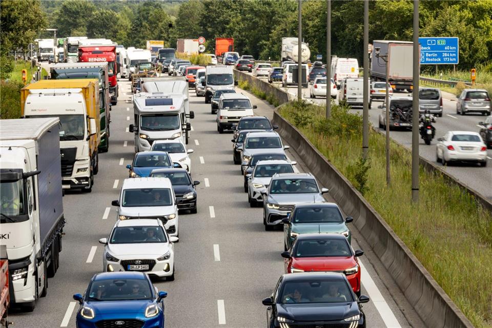 Die A1 bei Hamburg zählt nach Angaben des ADAC an diesem Wochenende zu den besonders belasteten Staustrecken. (Archivbild)Ulrich Perrey/dpa