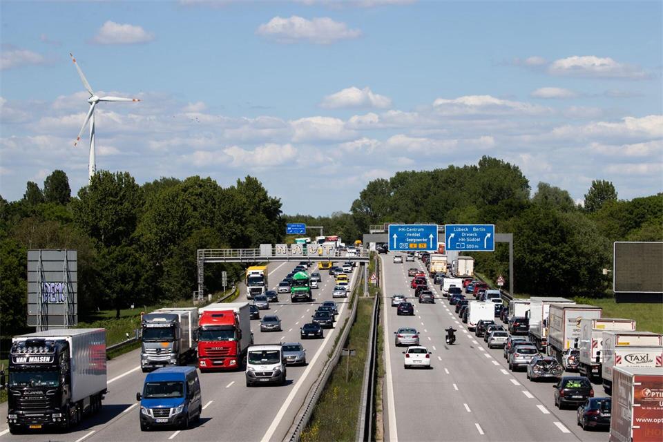 Die A1 bei Hamburg zählt zu den am stärksten befahrenen Autobahnen Deutschlands. (Archivbild)Christian Charisius/dpa