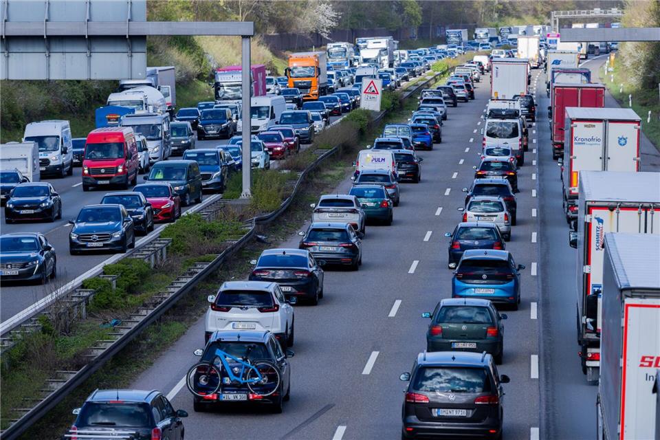 Die A1 war am Wochenende gesperrt. (Symbolbild)Rolf Vennenbernd/dpa