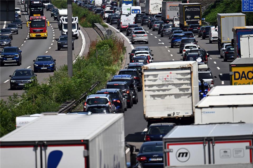 Die A1 zählte zu den besonders stark betroffenen Autobahnen. (Archivbild)Federico Gambarini/dpa