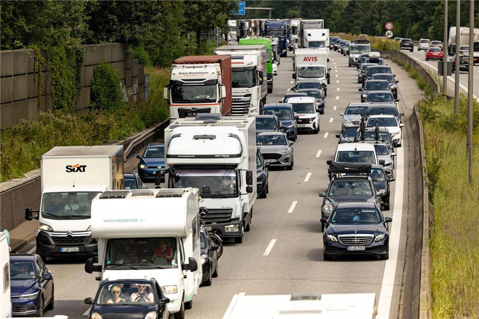 Die A1 zwischen Hamburg und Schleswig-Holstein ist seit dem frühen Morgen voll gesperrt. (Archivbild)Ulrich Perrey/dpa