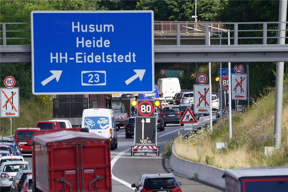 Die A23 zwischen Hamburg und Pinneberg wird über Pfingsten in Richtung Heide voll gesperrt. (Archivbild)Marcus Brandt/dpa
