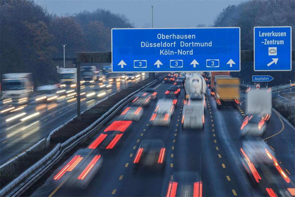 Die A3 bei Köln gehört zu den staureichsten Autobahnen in Nordrhein-Westfalen. (Archivfoto)Oliver Berg/dpa