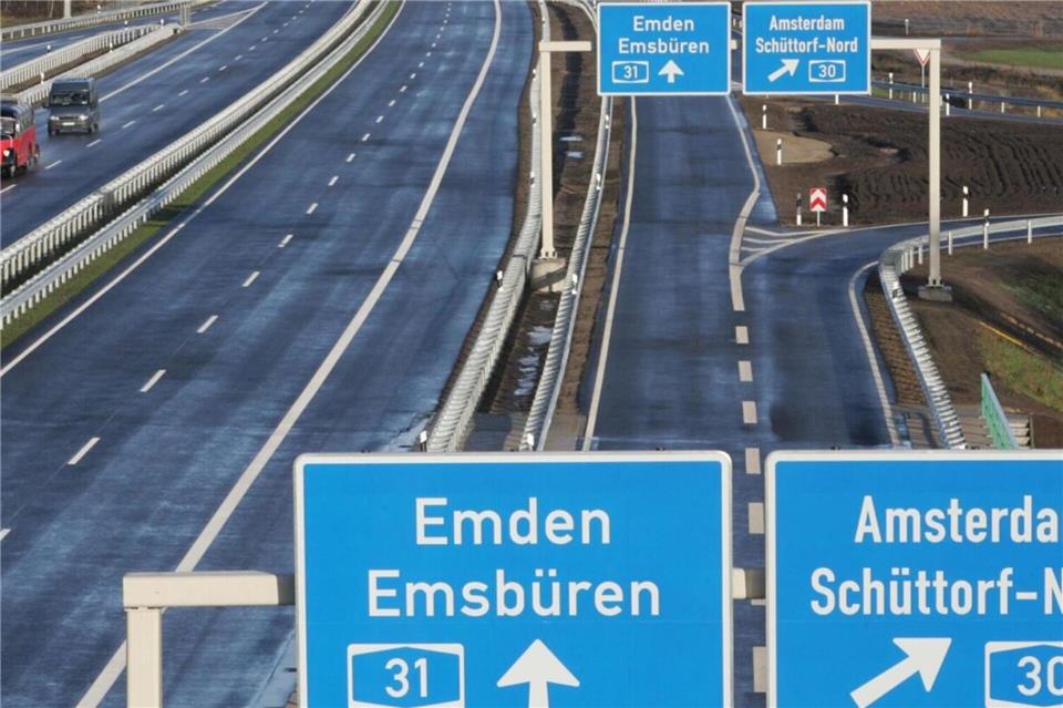 Die A31 am Autobahnkreuz Schüttorf. Im Bereich Emsbüren wird auf 22 Kilometern Länge ab 2. März die Fahrbahn saniert.