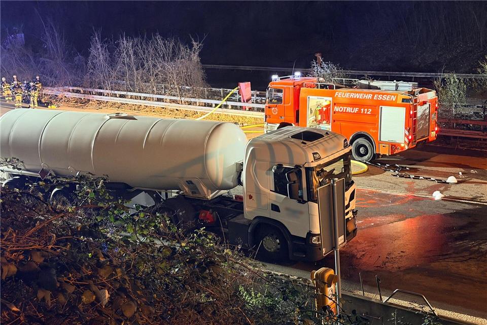 Die A52 war in Essen in Fahrtrichtung Düsseldorf nach einem Unfall gesperrt. Michael Weber/WTVnews/dpa