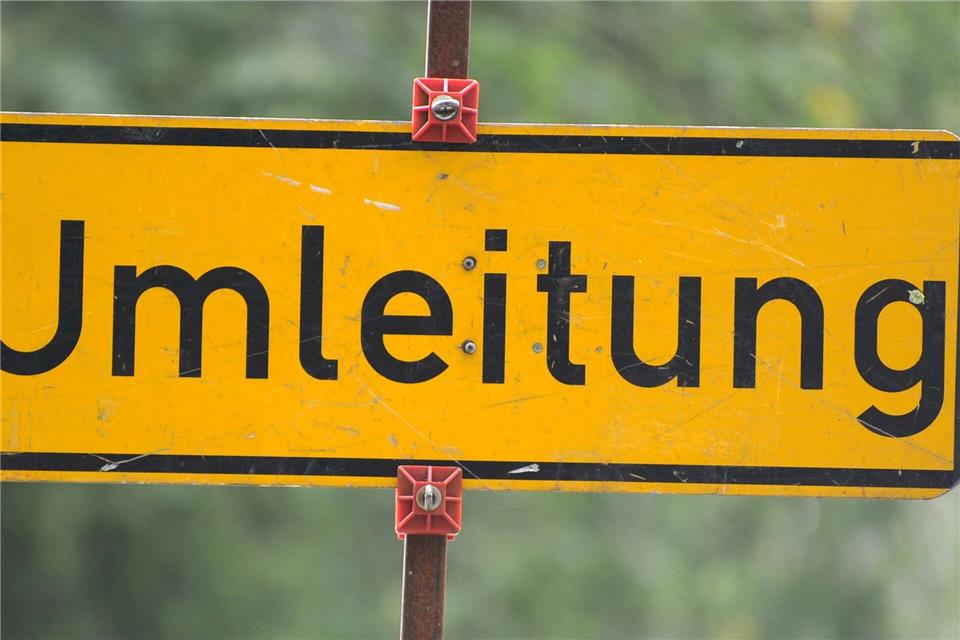 Die A565 wird auf einem Streckenabschnitt für neun Tage voll gesperrt. (Symbolbild)Tim Brakemeier/dpa