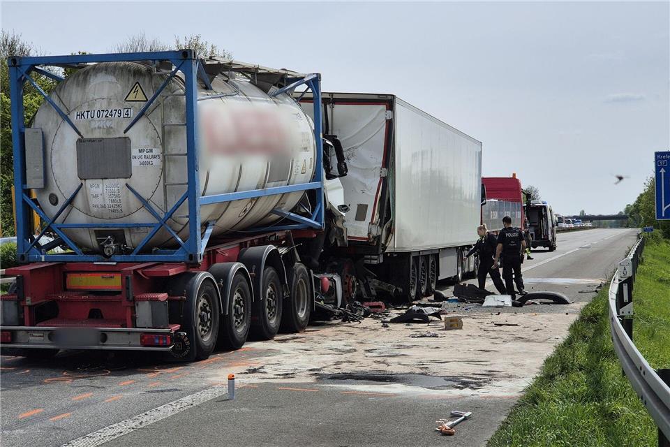 Die A57 blieb nach dem Unfall zeitweise voll gesperrt.dpa