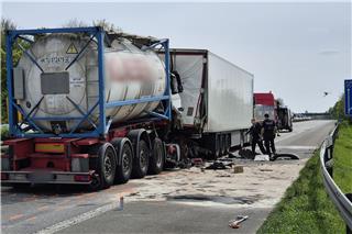 Die A57 blieb nach dem Unfall zeitweise voll gesperrt.dpa