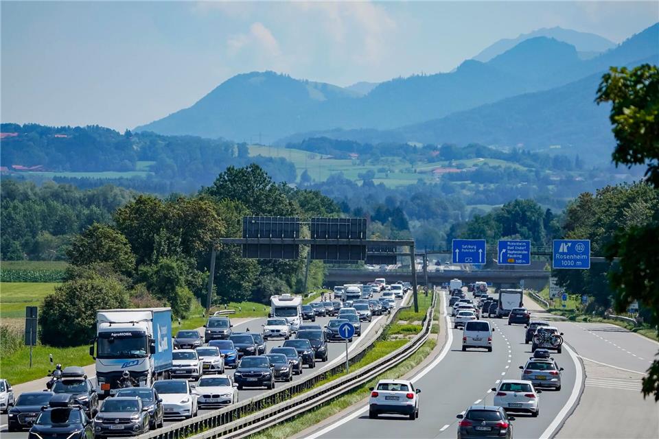 Die A8 - hier in der Nähe von Rosenheim - gehörte zu den staureichsten Autobahnen Bayerns. (Archivbild)Uwe Lein/dpa