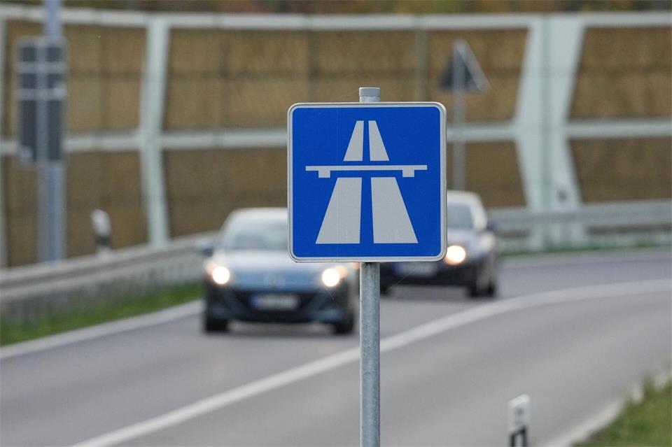 Die A8 ist derzeit in beide Fahrtrichtungen gesperrt. (Symbolbild)Soeren Stache/dpa