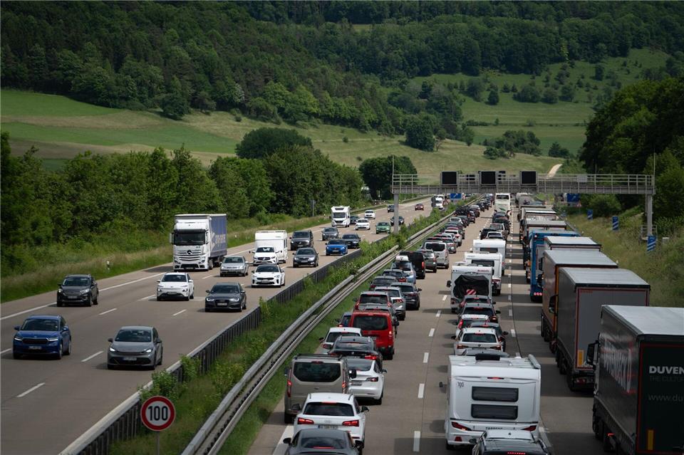 Die A8 ist ein Stauhotspot in Baden-Württemberg. Am ersten Ferienwochenende könnte es besonders voll werden. (Archivbild)Markus Lenhardt/dpa