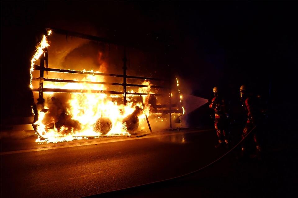 Die A93 in Richtung München ist am Morgen voll gesperrt worden.--/Berufsfeuerwehr Regensburg/dpa