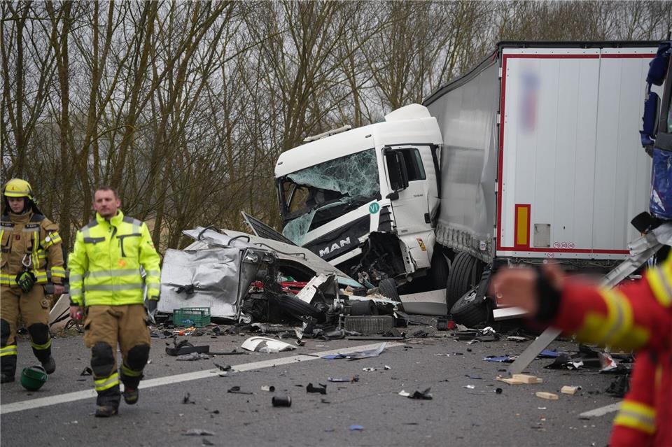 Tödlicher Unfall auf A93 - mögliche Ursache gefunden Die A93 musste nach dem Unfall am Morgen gesperrt werden.Lars Haubner/NEWS5/dpa