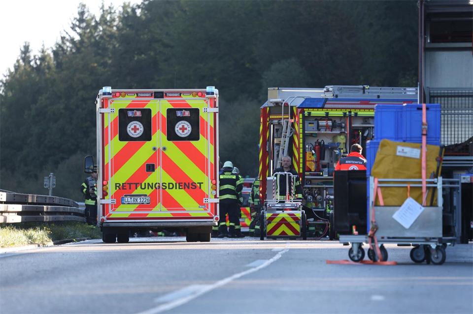 Die A96 wurde für die Bergungsarbeiten in beiden Richtungen voll gesperrt.Karl-Josef Hildenbrand/dpa