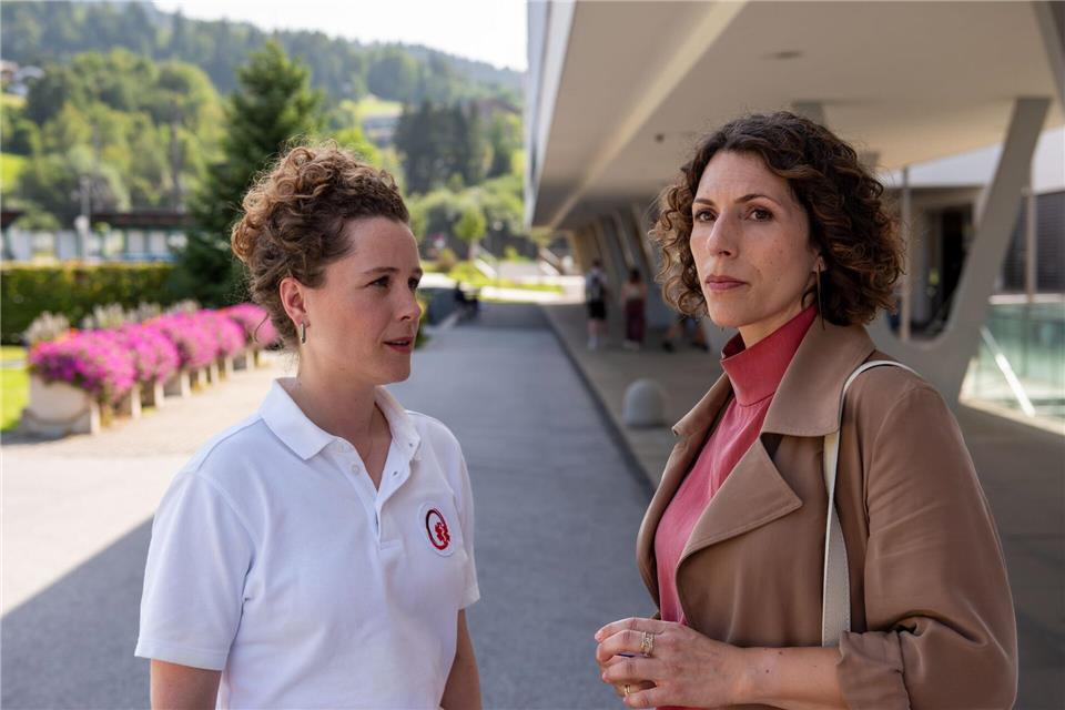 Die ADHS von Notfallsanitäterin Elli Kempfer, gespielt von Klara Deutschmann (links), macht sich auch in ihrem Berufsalltag bemerkbar.Susanne Bernhard/ZDF/dpa