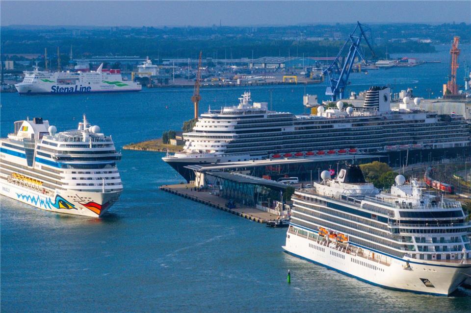 Die AIDAmar, die Viking Sky und die Rotterdam liegen im Hafen.Jens Büttner/dpa