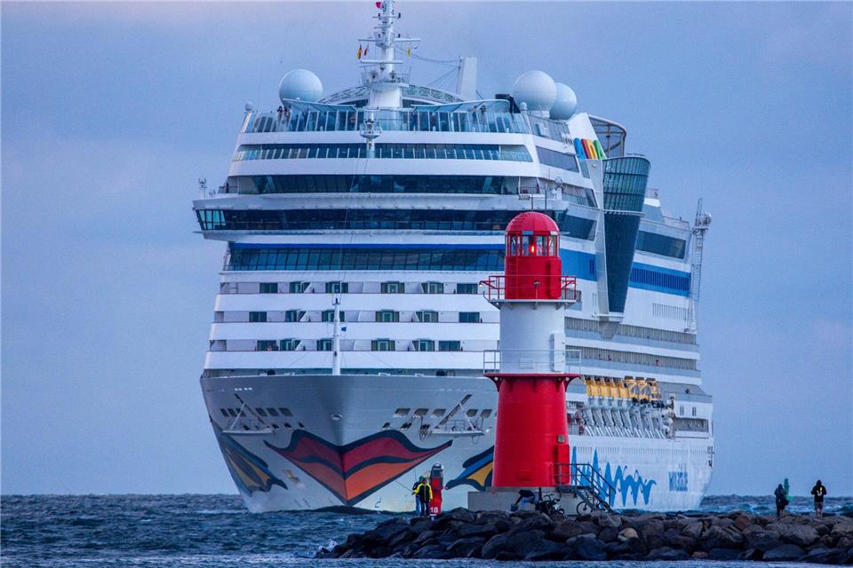 Die AIDAmar läuft ein. Für ihre Passagiere endete in Rostock die Kreuzfahrt. Am Abend sollte schon die nächste für neue Passagiere beginnen.Jens Büttner/dpa