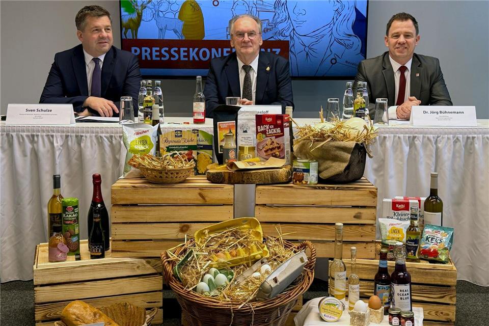 Die AMG mit Geschäftsführer Jörg Bühnemann (r) unterstützt Unternehmen der Land- und Ernährungswirtschaft dabei, sich am Markt zu positionieren, etwa mit Marketingmaßnahmen. (Archivbild) Sabina Crisan/dpa