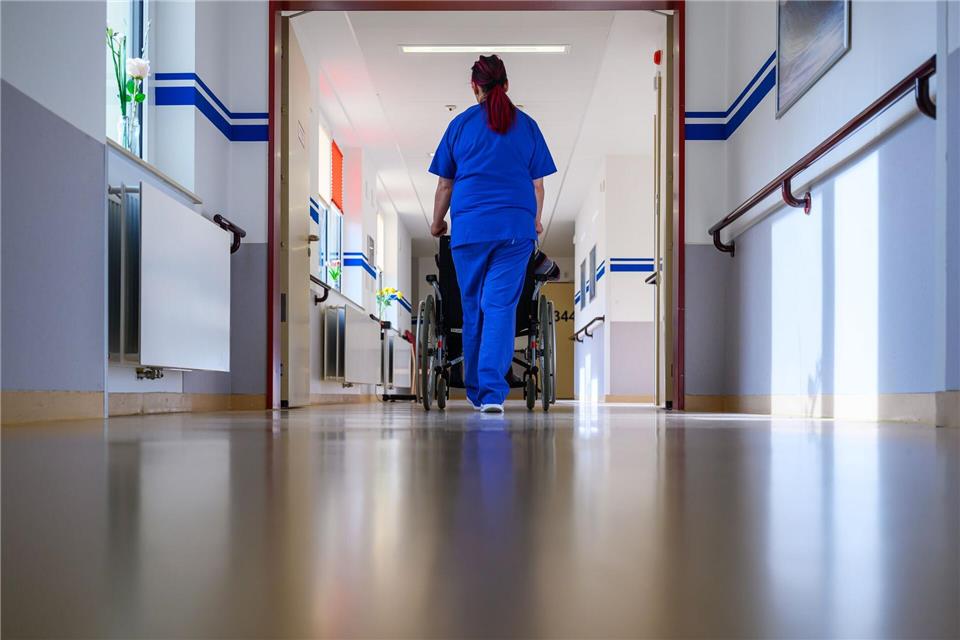 Die AOK Nordost plädiert für eine entschlossene Umsetzung der Krankenhaus-Reform. (Symbolbild)Hendrik Schmidt/dpa