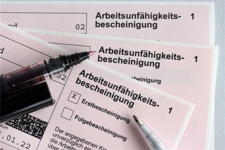 Die AOK-Versicherung fasst den Krankenstand ihrer Versicherten zusammen. (Symbolbild)Jens Büttner/dpa-Zentralbild/dpa