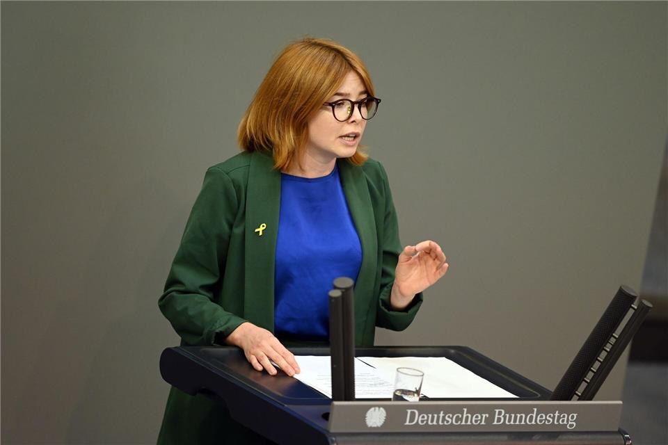 Die Abgeordnete Marlene Schönberger (Grüne) sagt: „Dass bereits unsere Anfrage auf spürbaren Gegenwind aus extrem rechten Kreisen gestoßen ist, zeigt, wie empfindlich die Szene auf kritische Nachfragen reagiert.“Malin Wunderlich/dpa