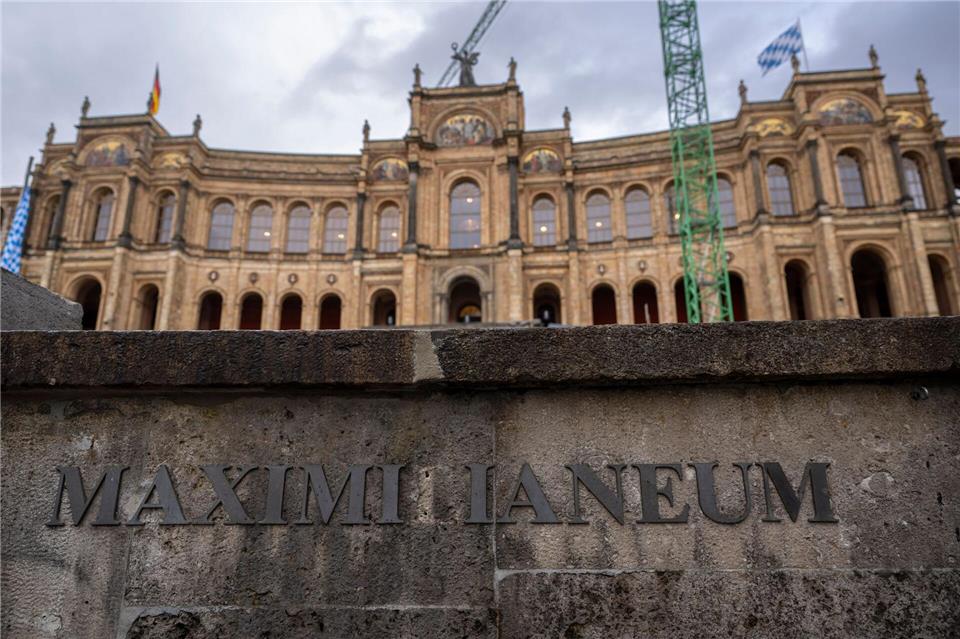 Die Abgeordneten des bayerischen Landtags bekommen ab Juli mehr Geld. (Archivbild)Peter Kneffel/dpa