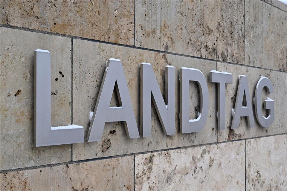 Die Abgeordneten im Thüringer Landtag diskutieren über eine geplante Erweiterung von Kompetenzen der Polizei. (Symbolbild)Martin Schutt/dpa