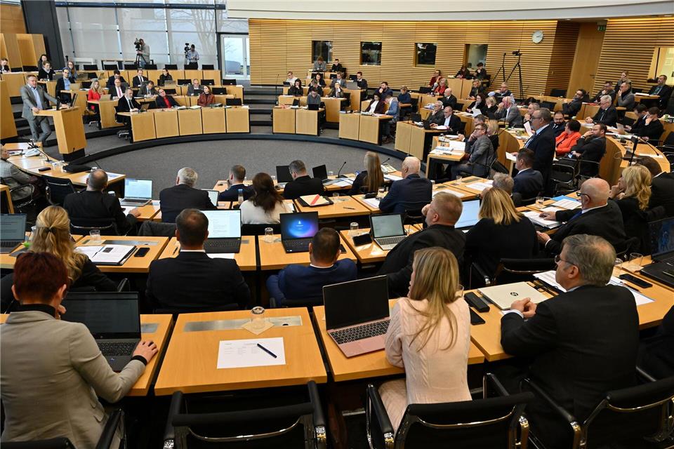 Die Abgeordneten im Thüringer Landtag diskutierten in einer Aktuellen Stunde auch über das Thema häusliche Gewalt. Martin Schutt/dpa