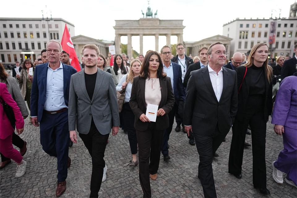 Die Abgeordneten liefen mit dem Grundgesetz in der Hand durchs Brandenburger Tor. Kay Nietfeld/dpa