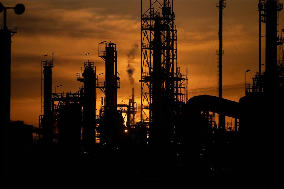 Die Abhängigkeit von globalen Krisen ist vielen in den Unternehmen bewusst, aktuell im Fokus: der Ölpreis. (Symbolfoto)Marijan Murat/dpa