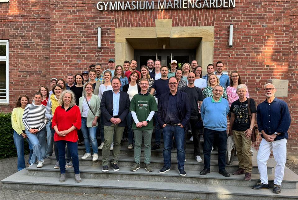 Die Abiturientia 2000 hat sich am Gymnasium Mariengarden mit einigen Lehrern zum großen Wiedersehen getroffen.
