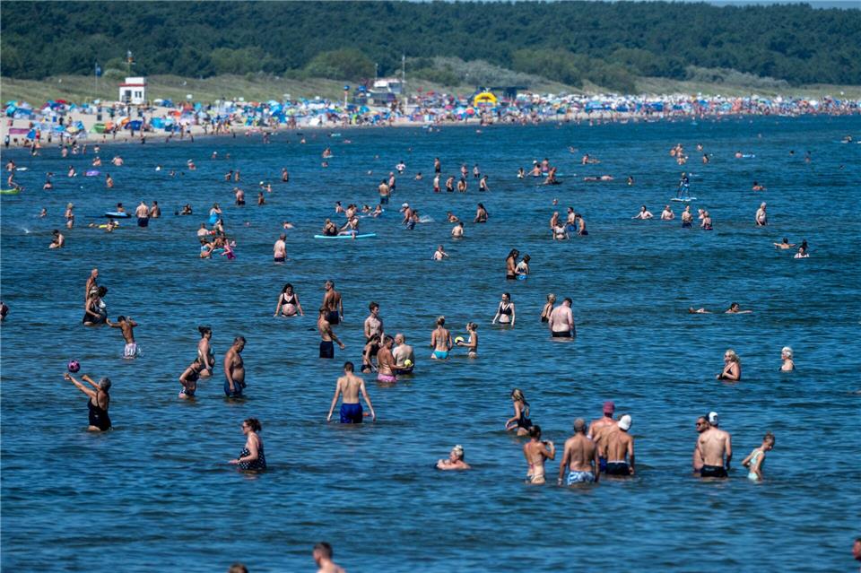 Die Abkühlung im Wasser kann im Sommer auch zur Gefahr werden. (Symbolbild)Stefan Sauer/dpa
