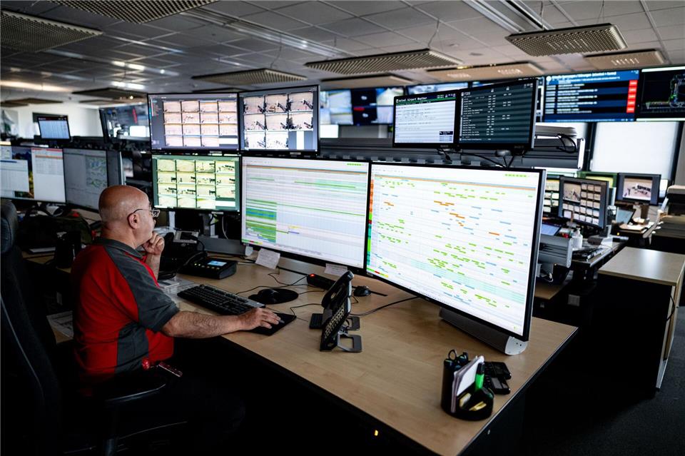 Die Abläufe am BER werden vom Airport Control Center aus gesteuert.Fabian Sommer/dpa