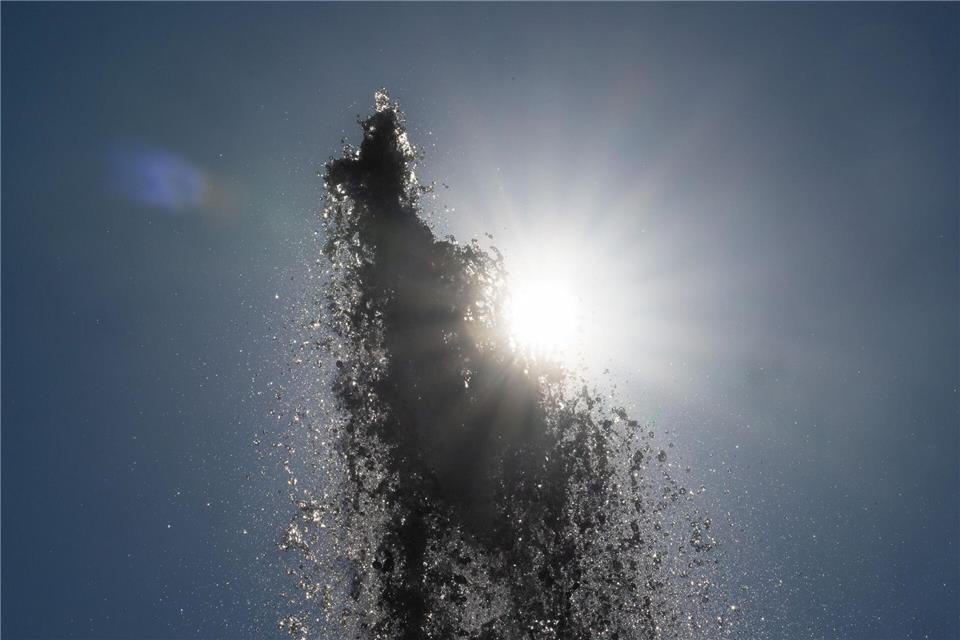 Die Ableitung des Wassers verhinderte eine Überflutung der kleinen Ortschaft. (Symbolbild)Boris Roessler/dpa