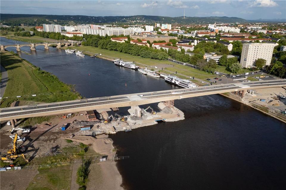 Die Abrissarbeiten am eingestürzten Teil der Carolabrücke sind fast abgeschlossen. (Archivbild)Robert Michael/dpa