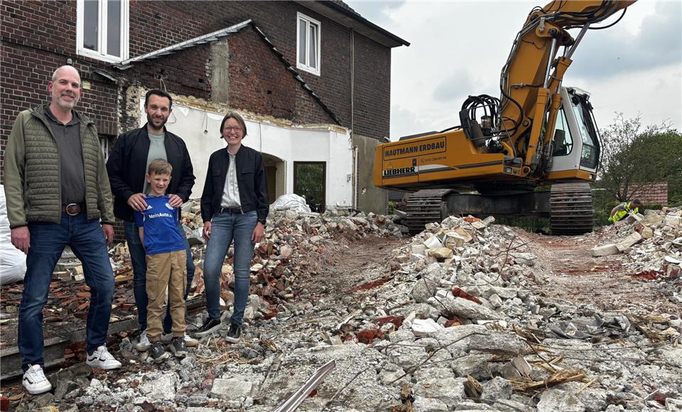 Die Abrissarbeiten haben begonnen: Thomas Rühling (von links), Beiratsmitglied der Lebenshilfe, Bauherr Hendrik Inholte mit Sohn Fritz und Vorständin Karin Benning.
