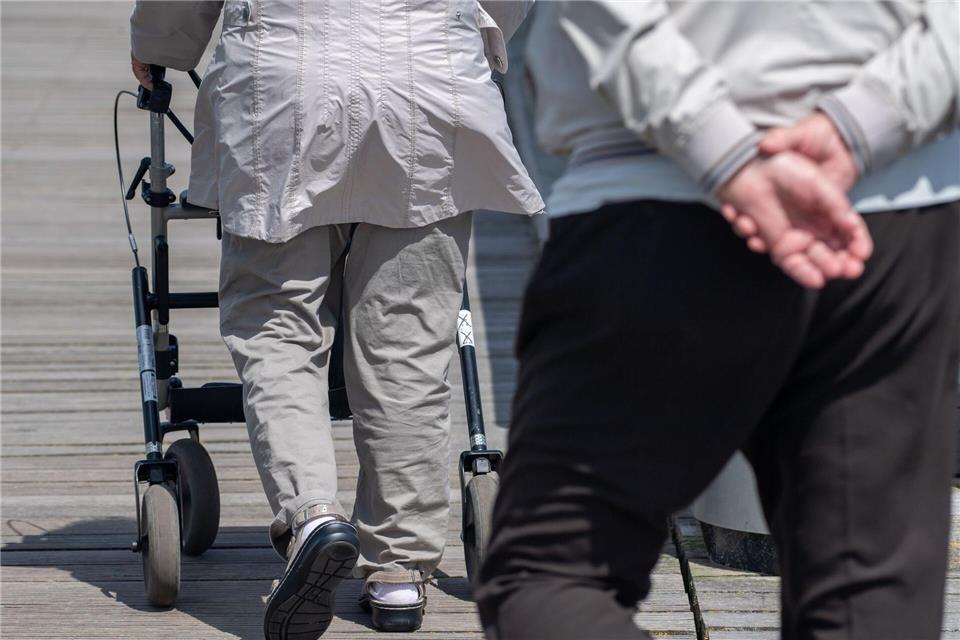 Die Abschaffung der „Rente mit 63“ - die faktisch derzeit ohnehin erst mit 64,5 Jahren verfügbar ist - gehört zum umfassenden Gesamtkonzept einer Rentenkommission. (Symbolbild)Stefan Sauer/dpa
