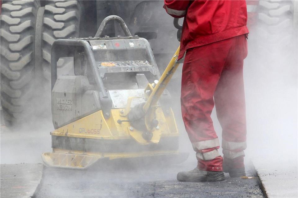 Die Abschaffung der umstrittenen Straßenbaubeiträge hat Grundstückseigentümer entlastet. (Symbolbild) Roland Weihrauch/dpa