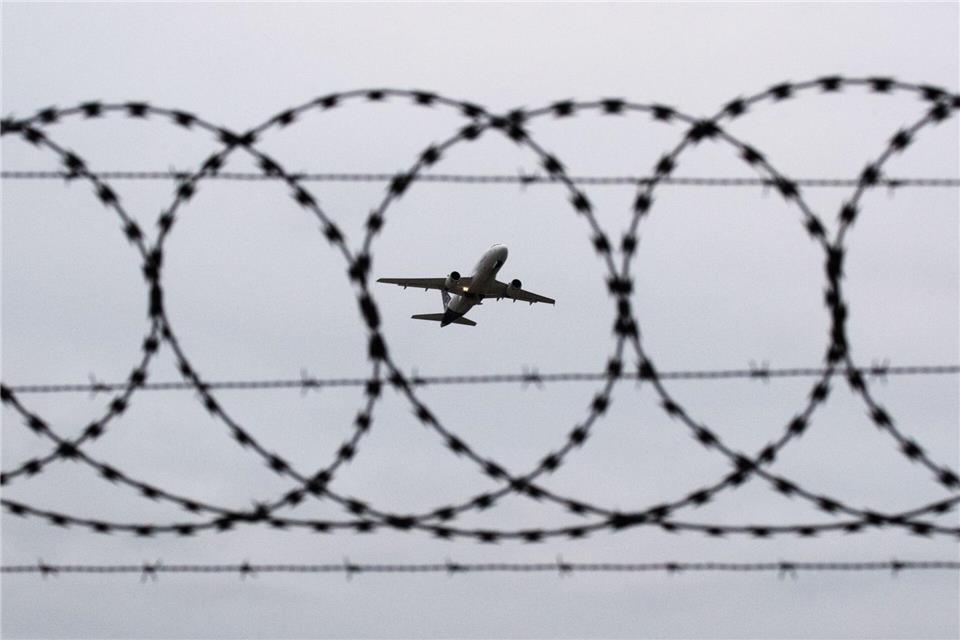 Die Abschiebebeobachterin der Diakonie hat auch im vergangenen Jahr Missstände bei den Rückführungen am Hamburger Flughafen festgestellt. (Symbolbild)Julian Stratenschulte/dpa